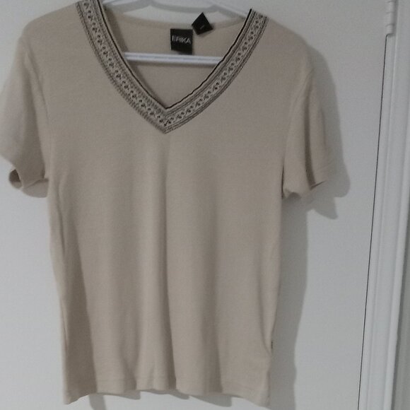 Erika short sleeves V-neck is designed with black decorative tread size M - Picture 2 of 5